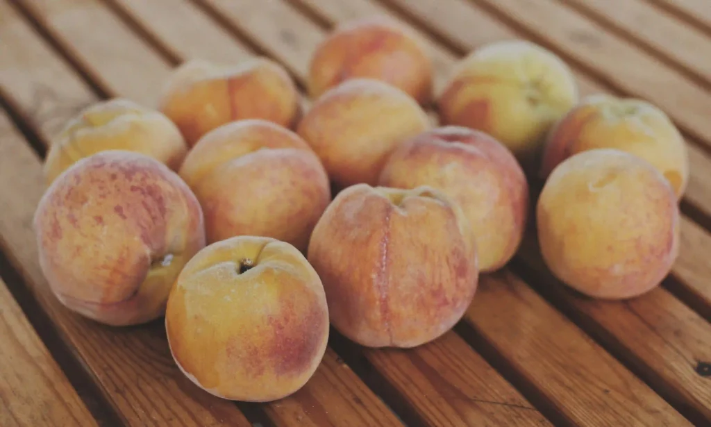 Are Peaches a Good Late-Night Snack? Image